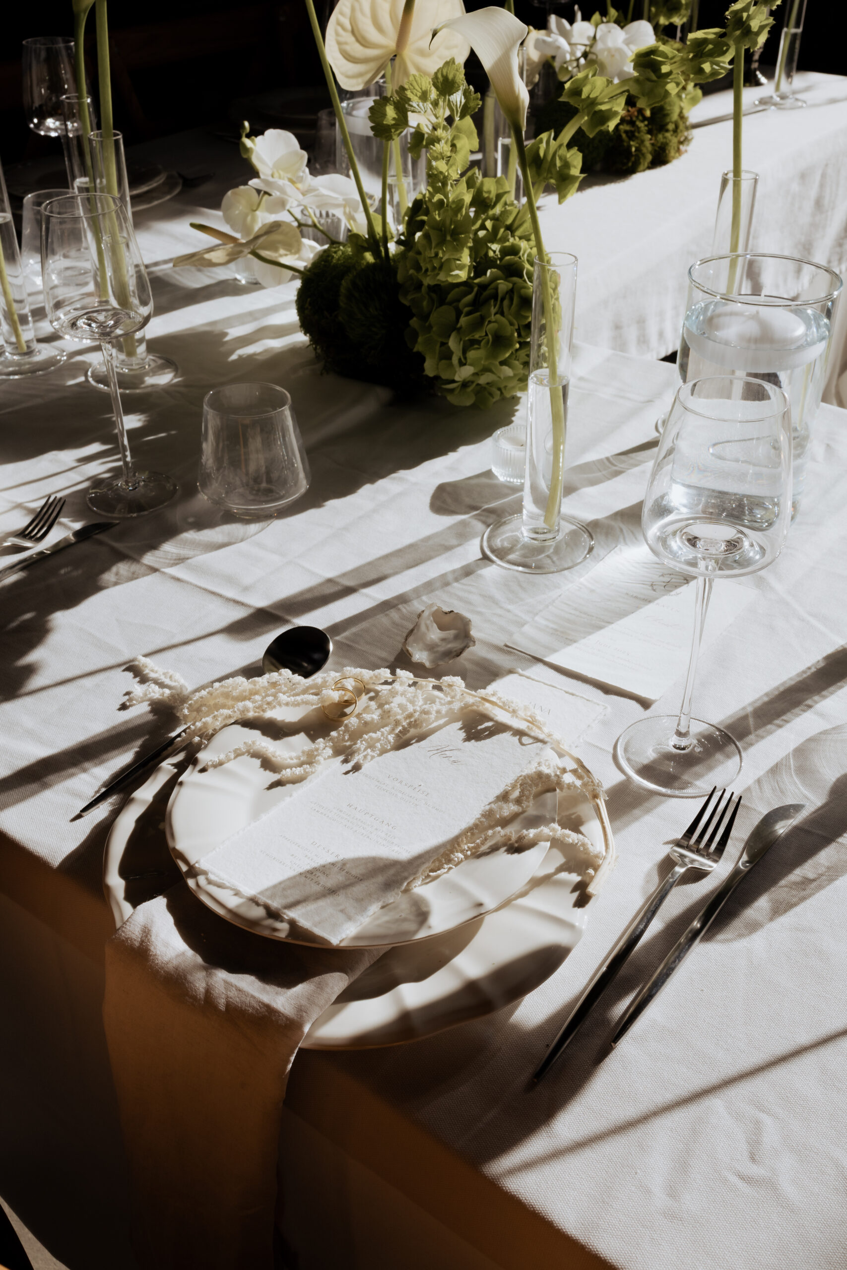 Gedeckte Tafel mit Gläsern